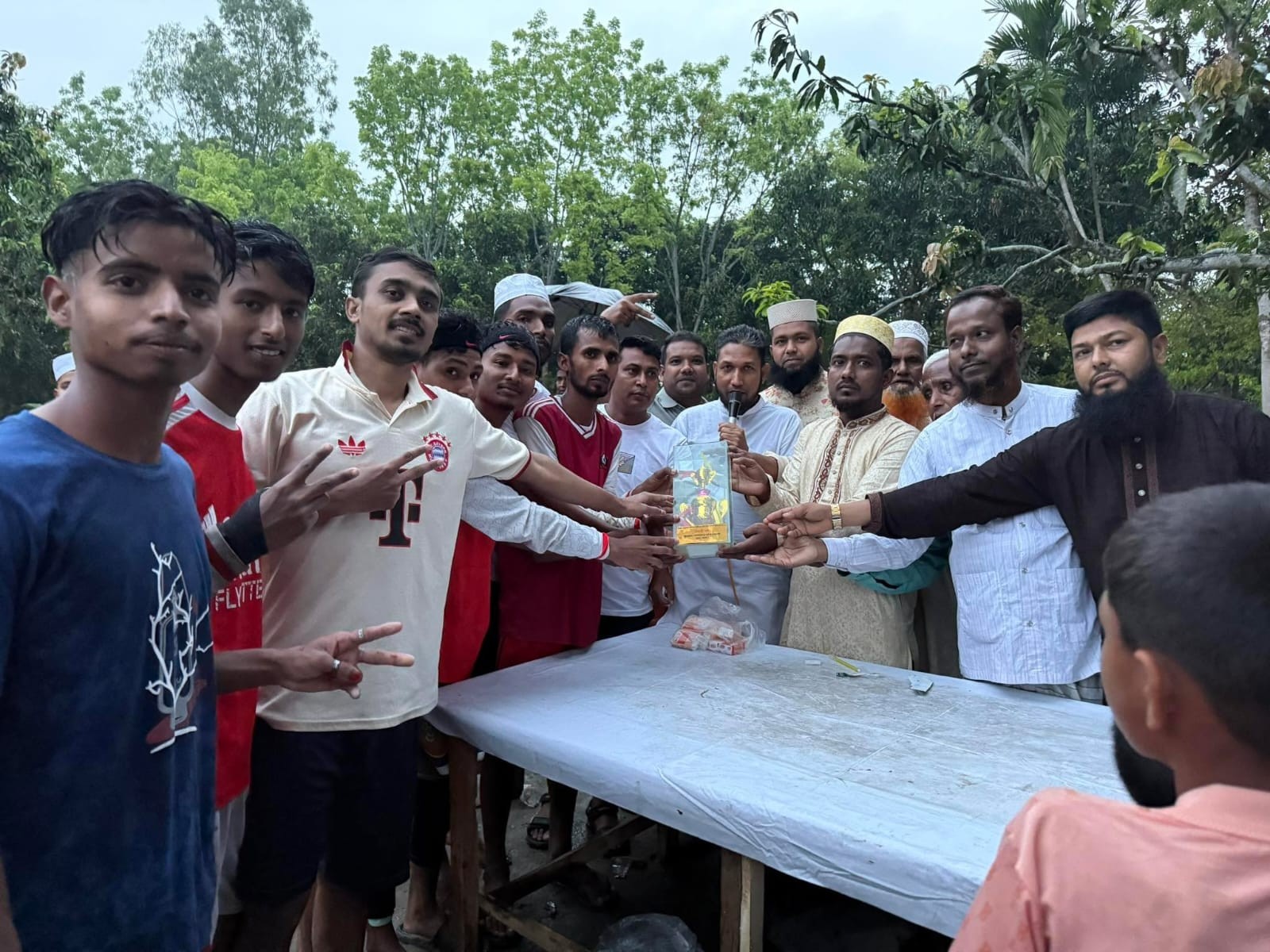 মান্দায় মরহুম চেয়ারম্যান ইয়াছিন আলী প্রামাণিক স্মরণে ফুটবল টুর্নামেন্টের ফাইনাল ম্যাচ অনুষ্ঠিত